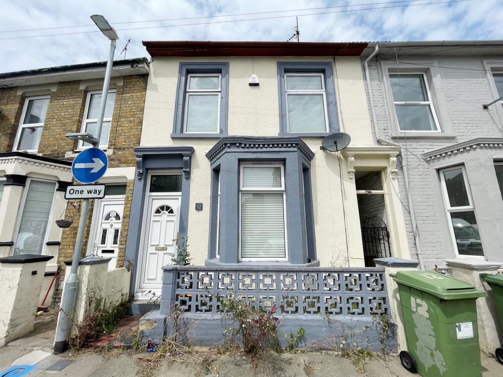 Lot: 152 - TWO-BEDROOM MID-TERRACE HOUSE - Mid-terraced bay fronted house